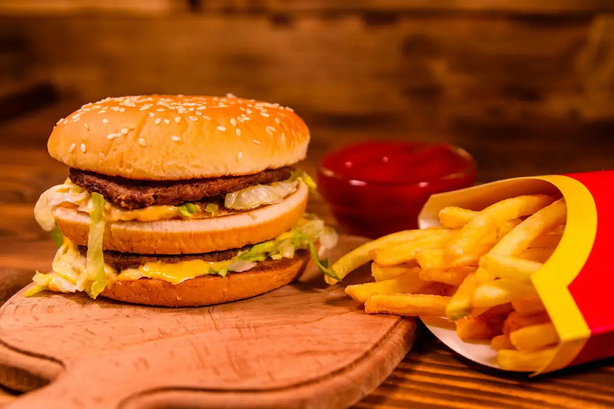 Salaire chez McDonald’s : grilles, niveaux et rémunération selon le poste et l’âge